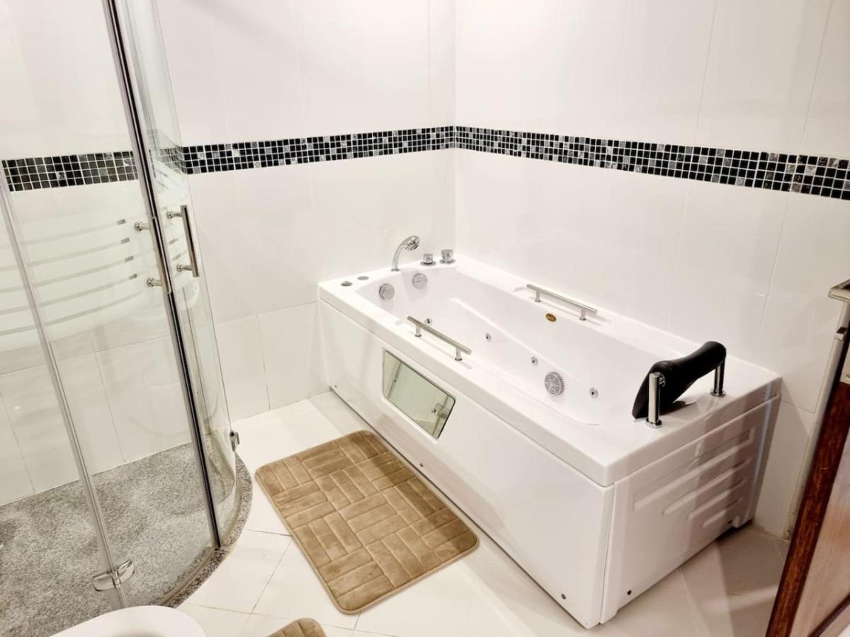 Luxury Three Bedroom Apt