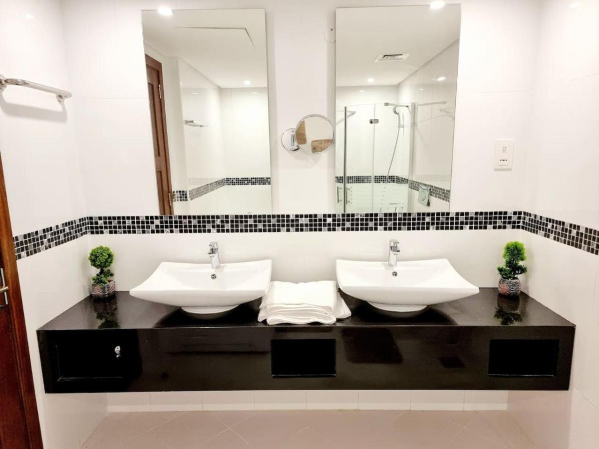 Luxury Three Bedroom Apt