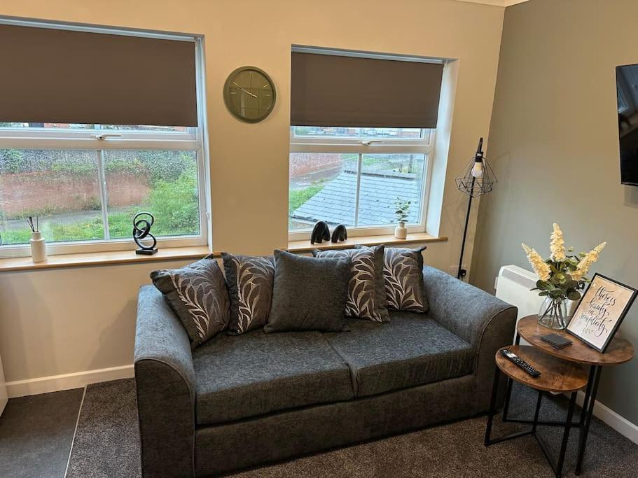 Walnut House - Modern 1 Bedroom Apartment very close to town by Shortstays4u