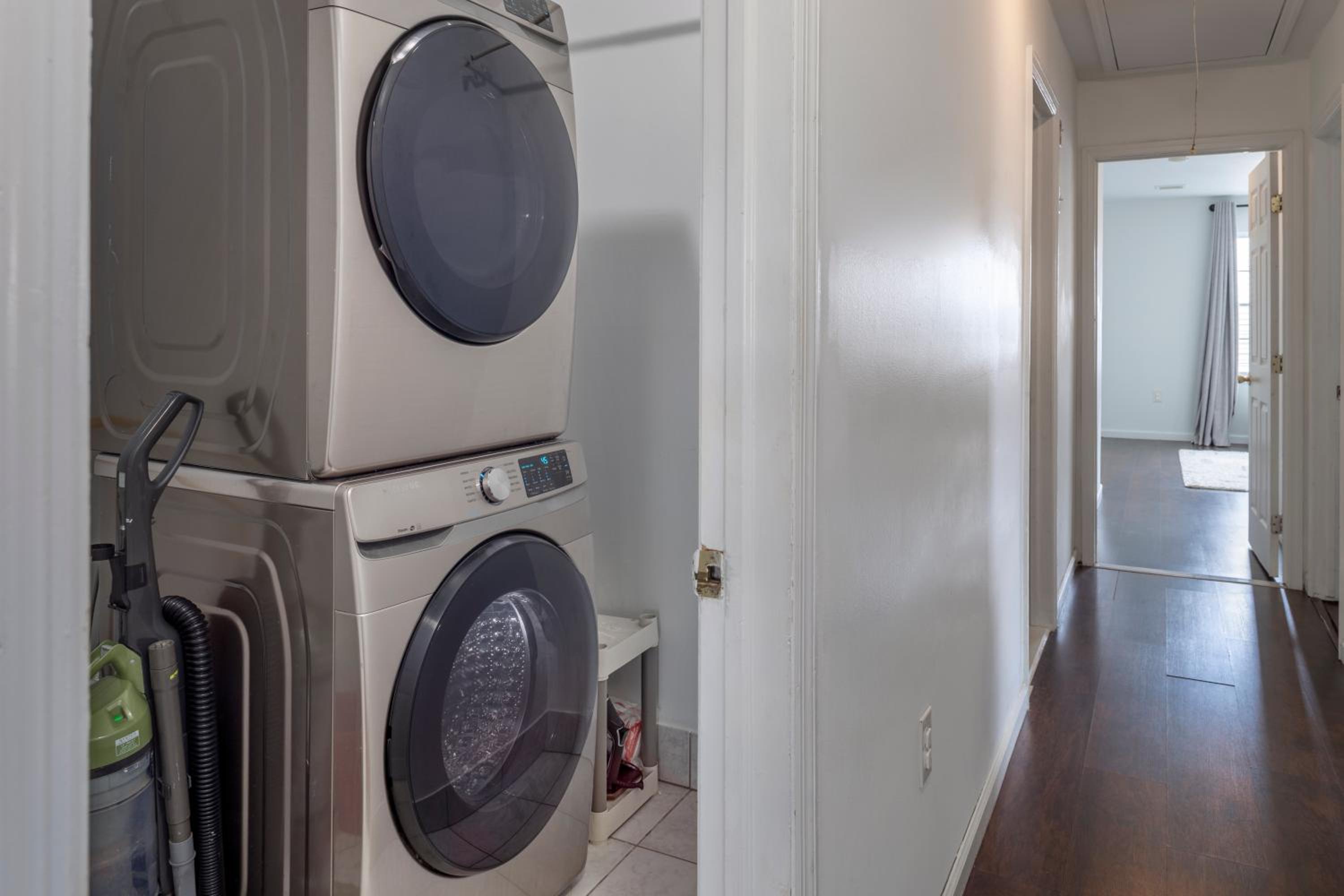 Huge 3BR Urban Gem just 3 miles to NYC plus Free Parking