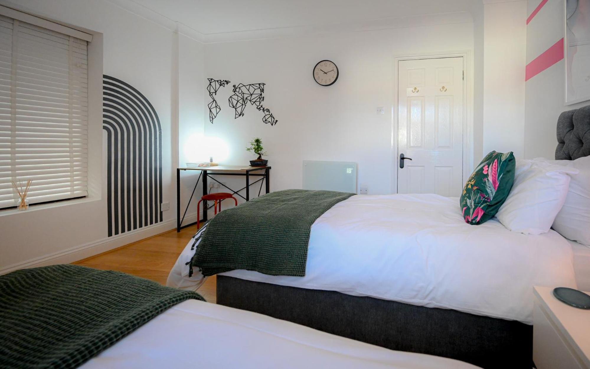 2 Bedroom Apartment By Littlepiggyrentals Short Lets & Serviced Accommodation Stansted Mountfitchet Near Stansted Airport