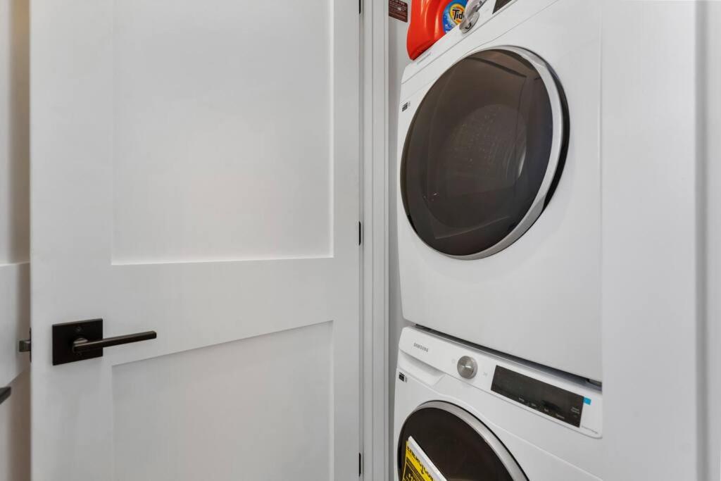 Capitol Hill 4 Charming Townhouse in Downtown DC with Rooftop Free Parking and WIFI