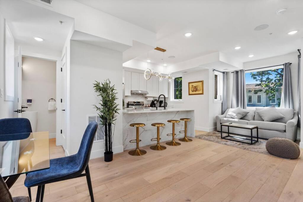 Capitol Hill 4 Charming Townhouse in Downtown DC with Rooftop Free Parking and WIFI