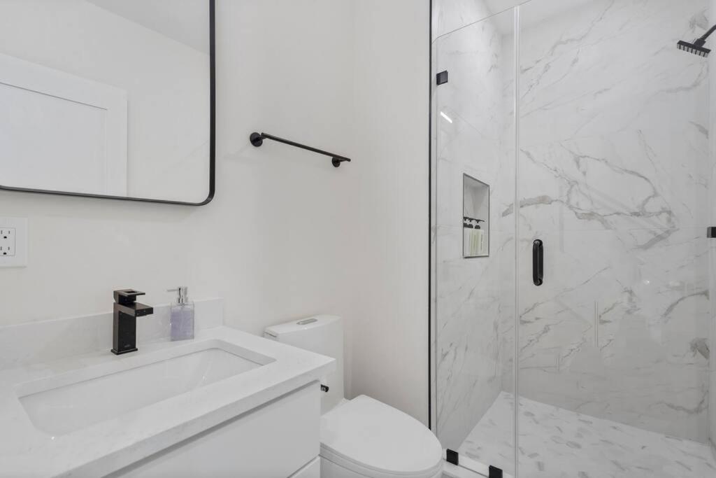 Capitol Hill 4 Charming Townhouse in Downtown DC with Rooftop Free Parking and WIFI