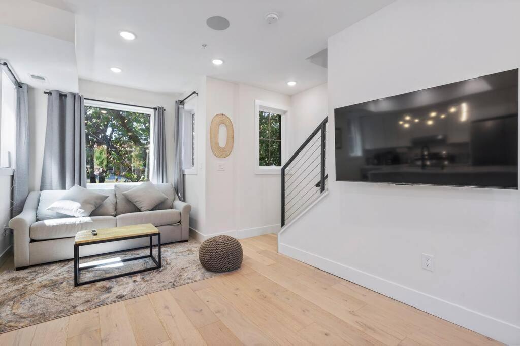Capitol Hill 4 Charming Townhouse in Downtown DC with Rooftop Free Parking and WIFI, photo 12