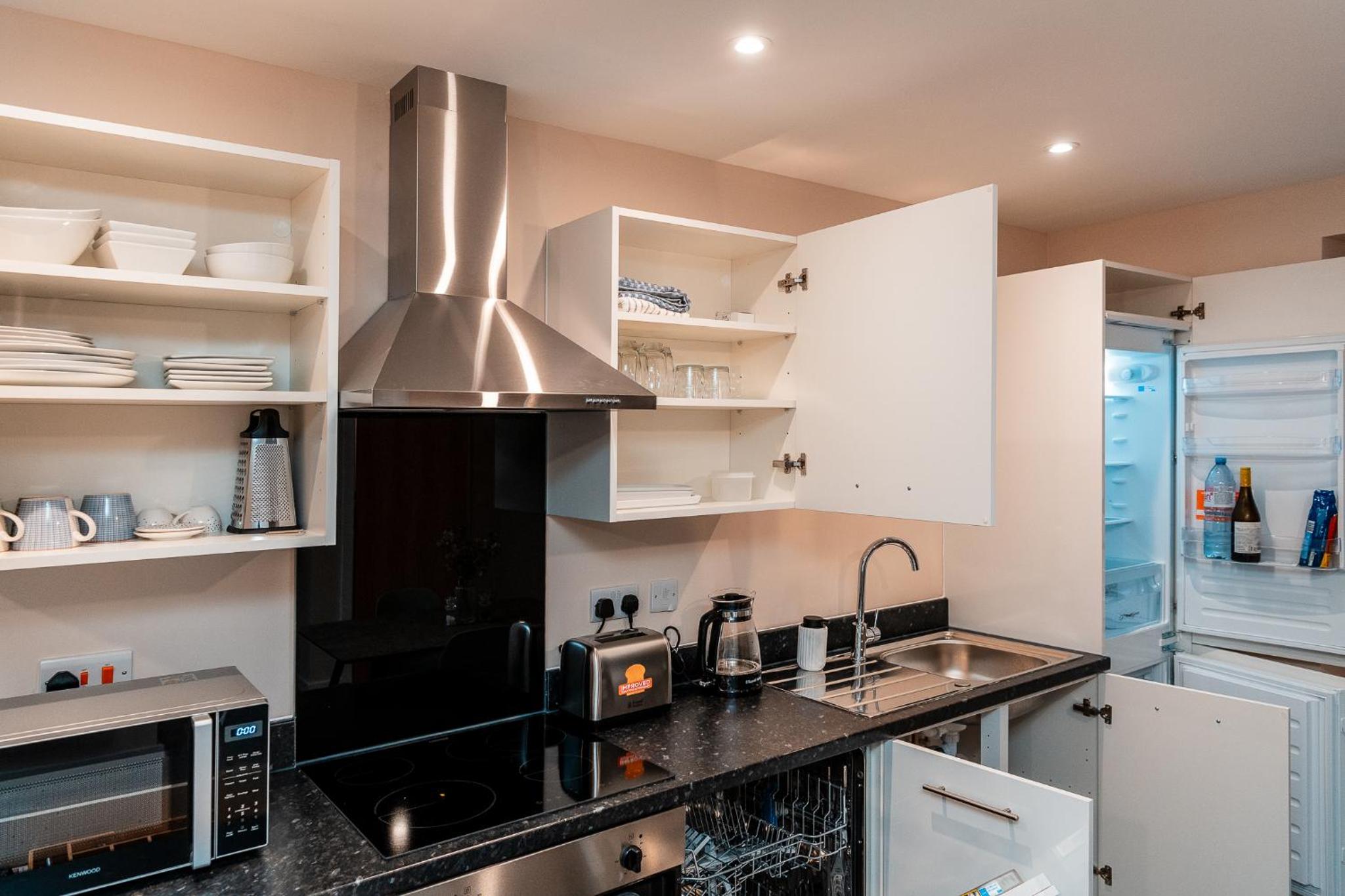 Entire 2 Bedroom and 2 Bathroom Apartment in Manchester City -Free underground Parking