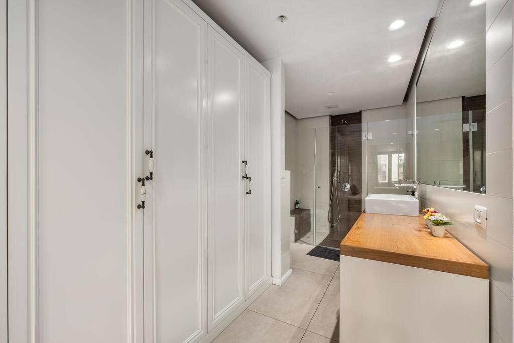 Hot Tub 206 Luxury Apartment By Nimizz view 5