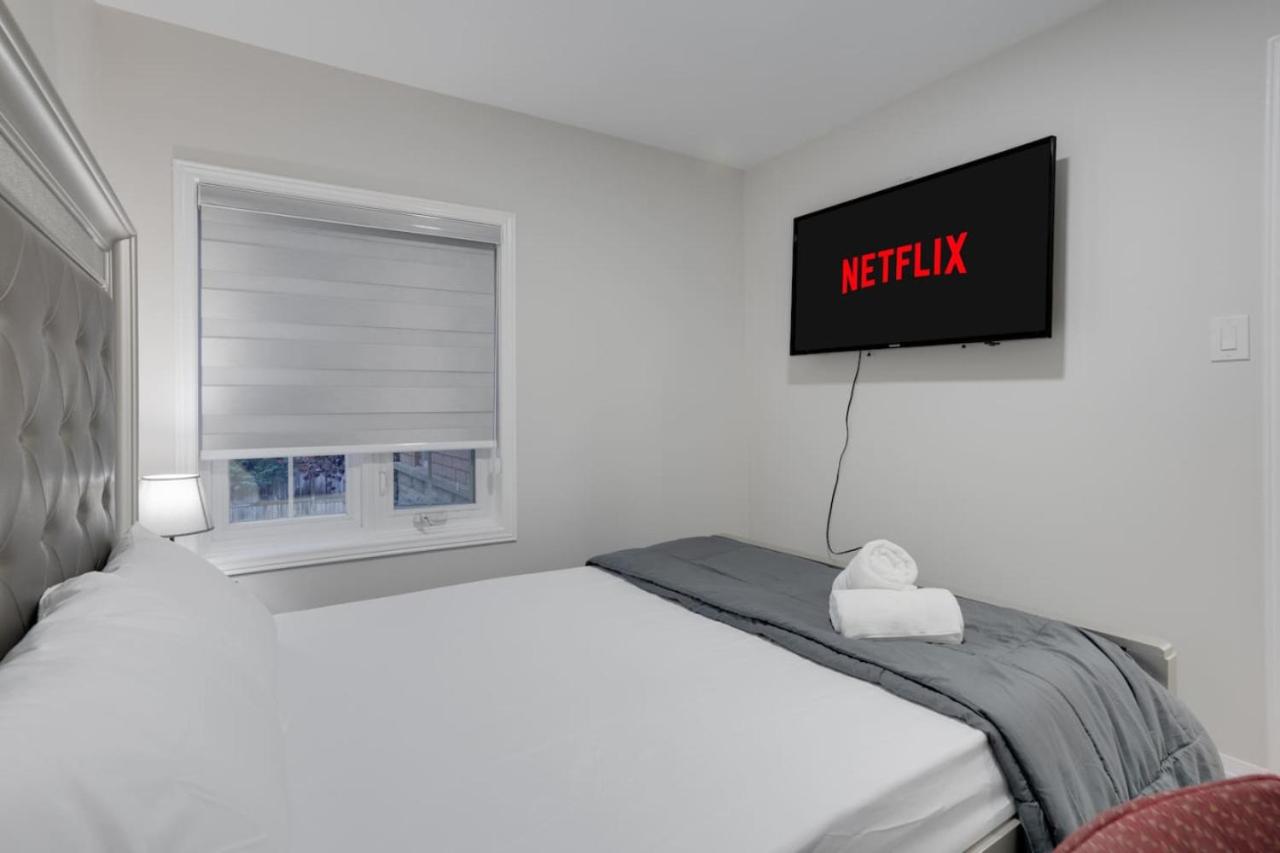 Quite Room to Work with Smart TV — Toronto