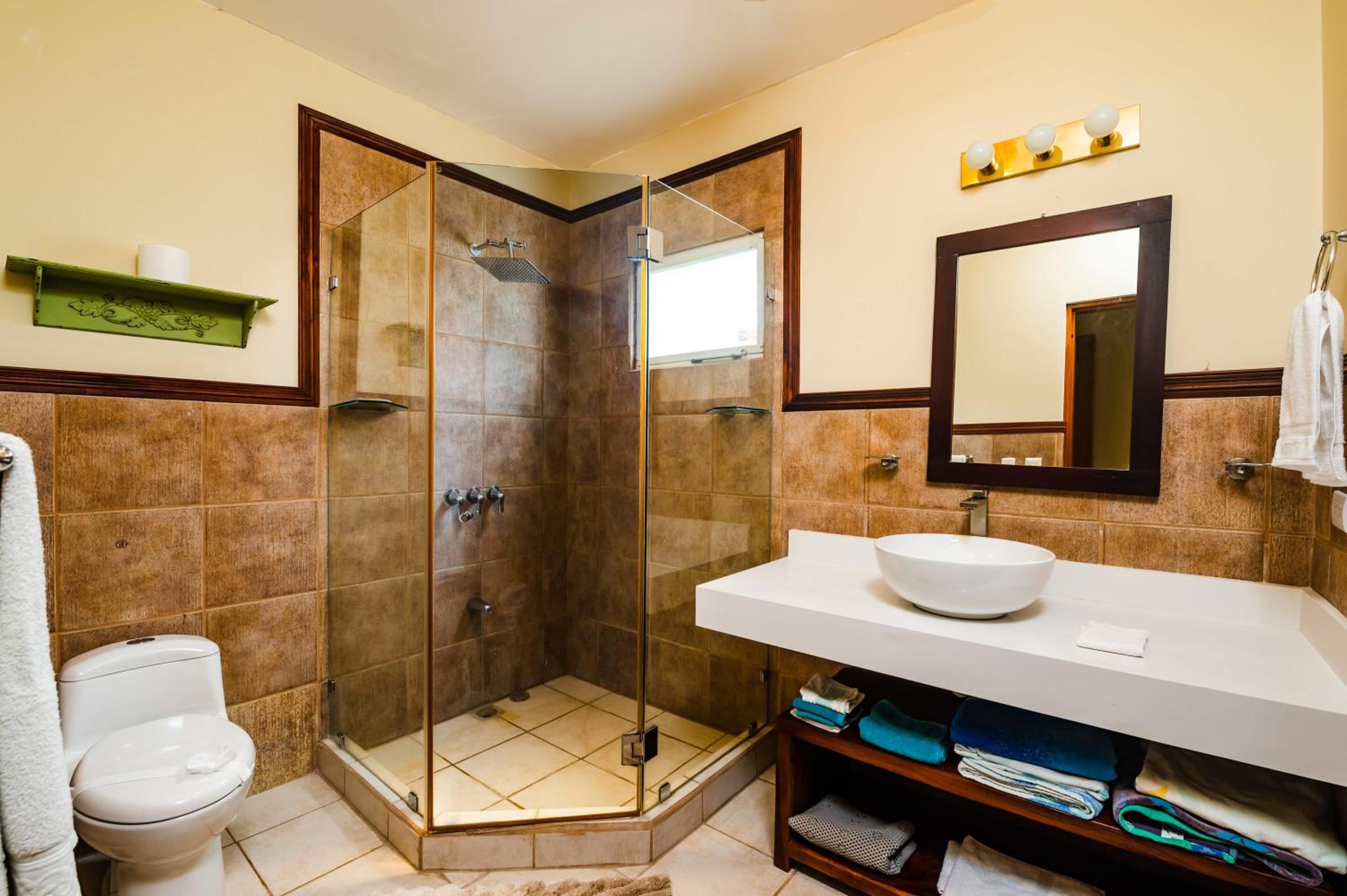 Beach-Walkable Poolside Condo