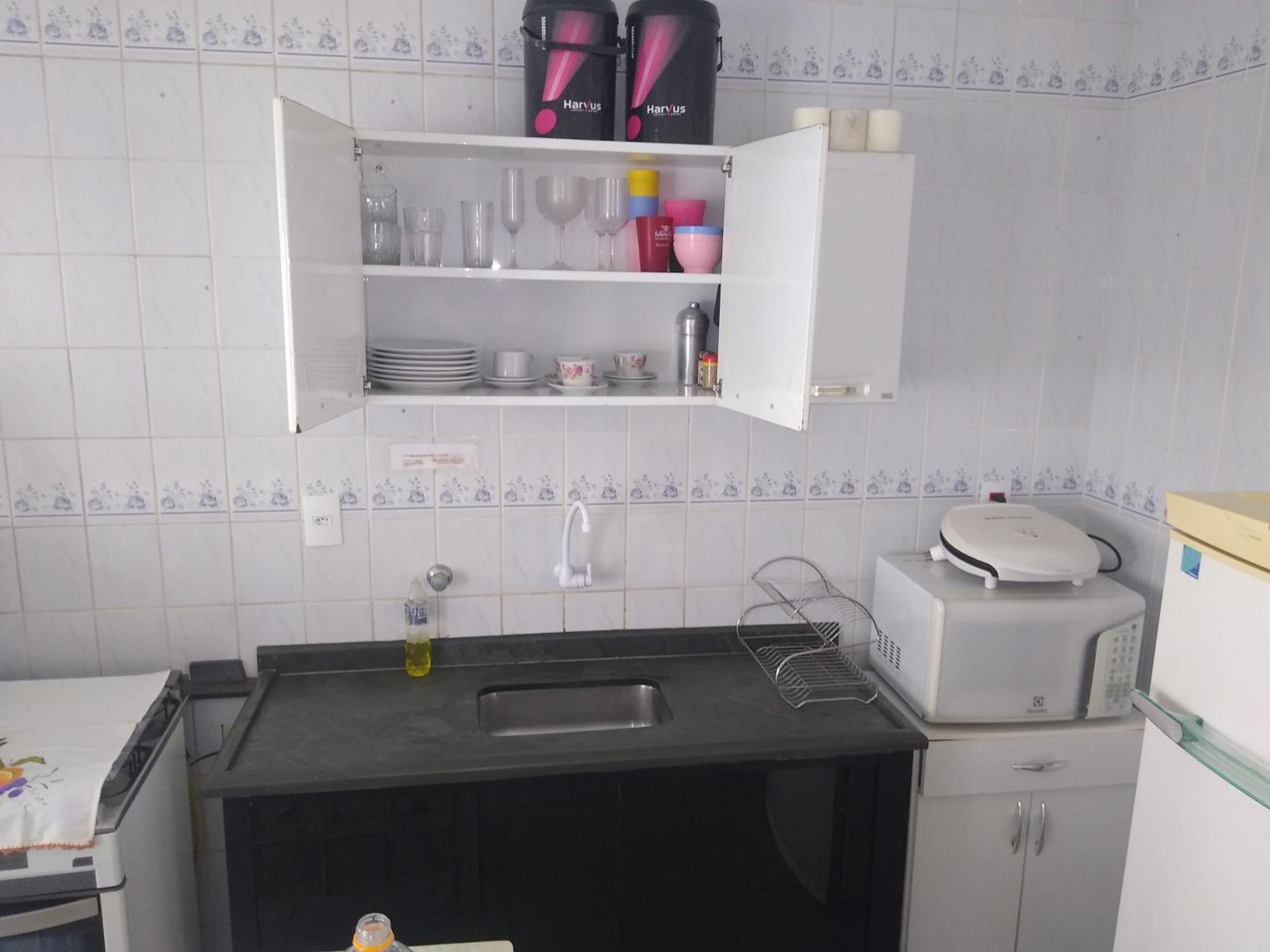 Apartamento em condomínio de frete pra praia