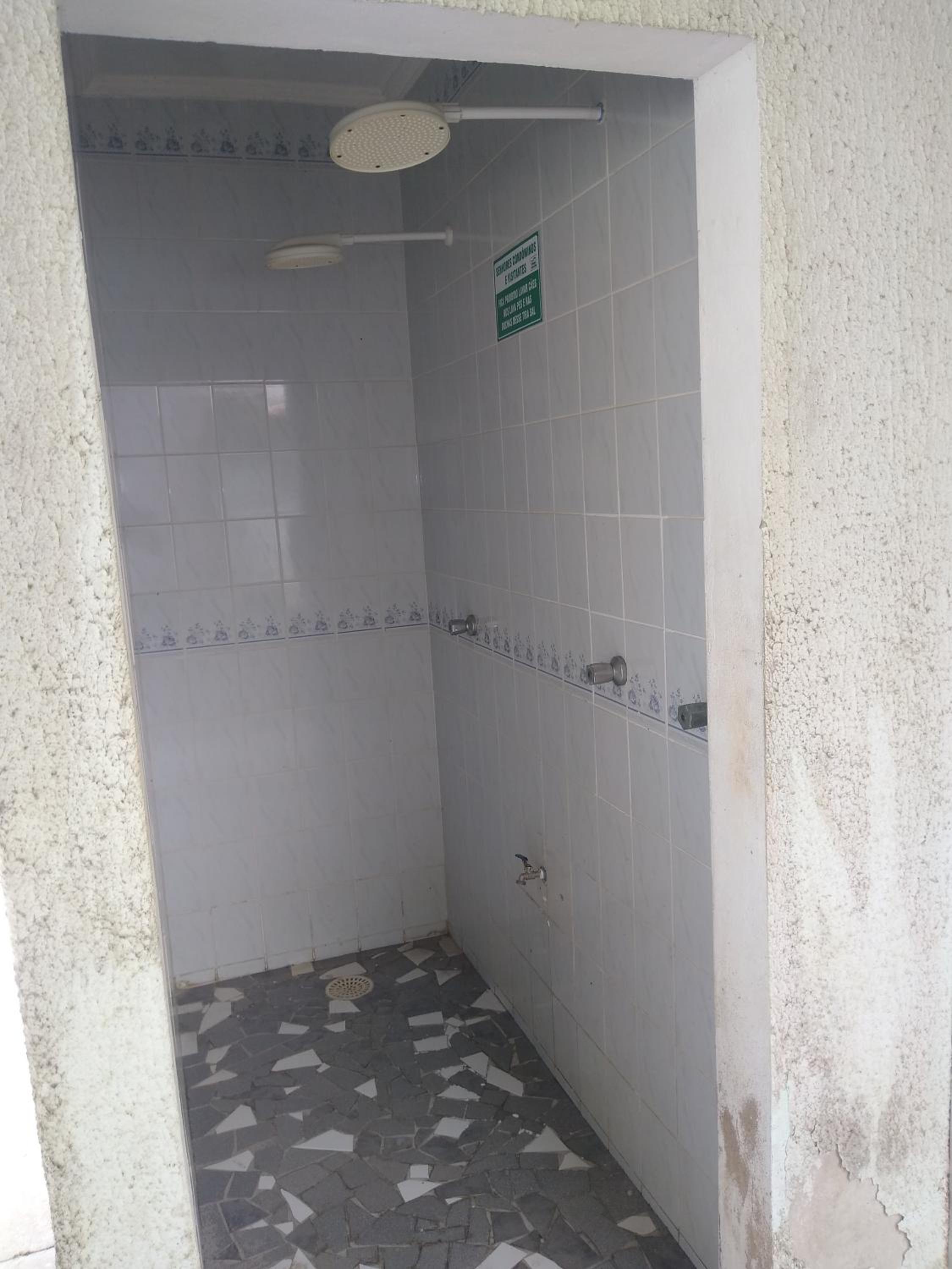 Apartamento em condomínio de frete pra praia
