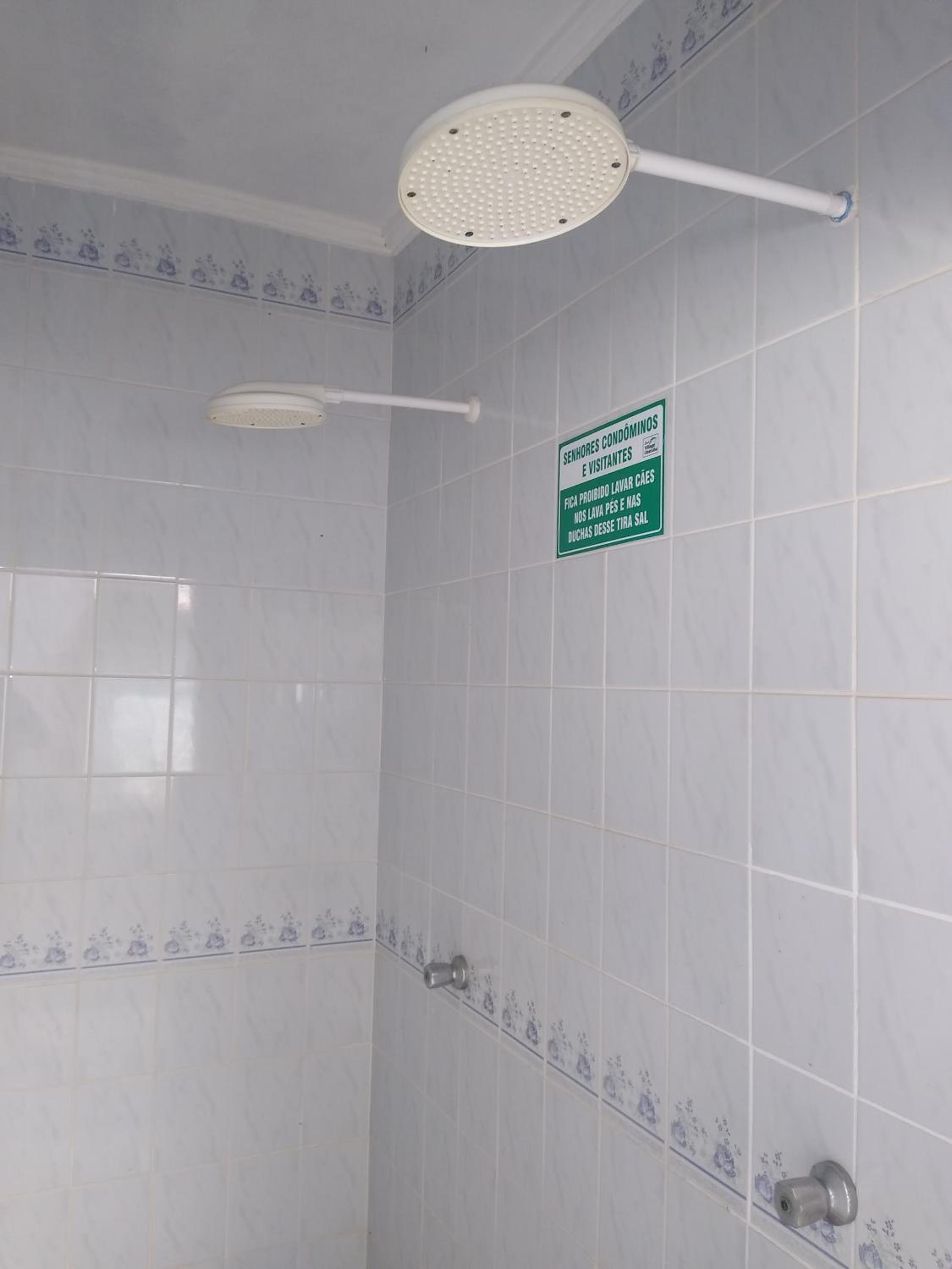 Apartamento em condomínio de frete pra praia