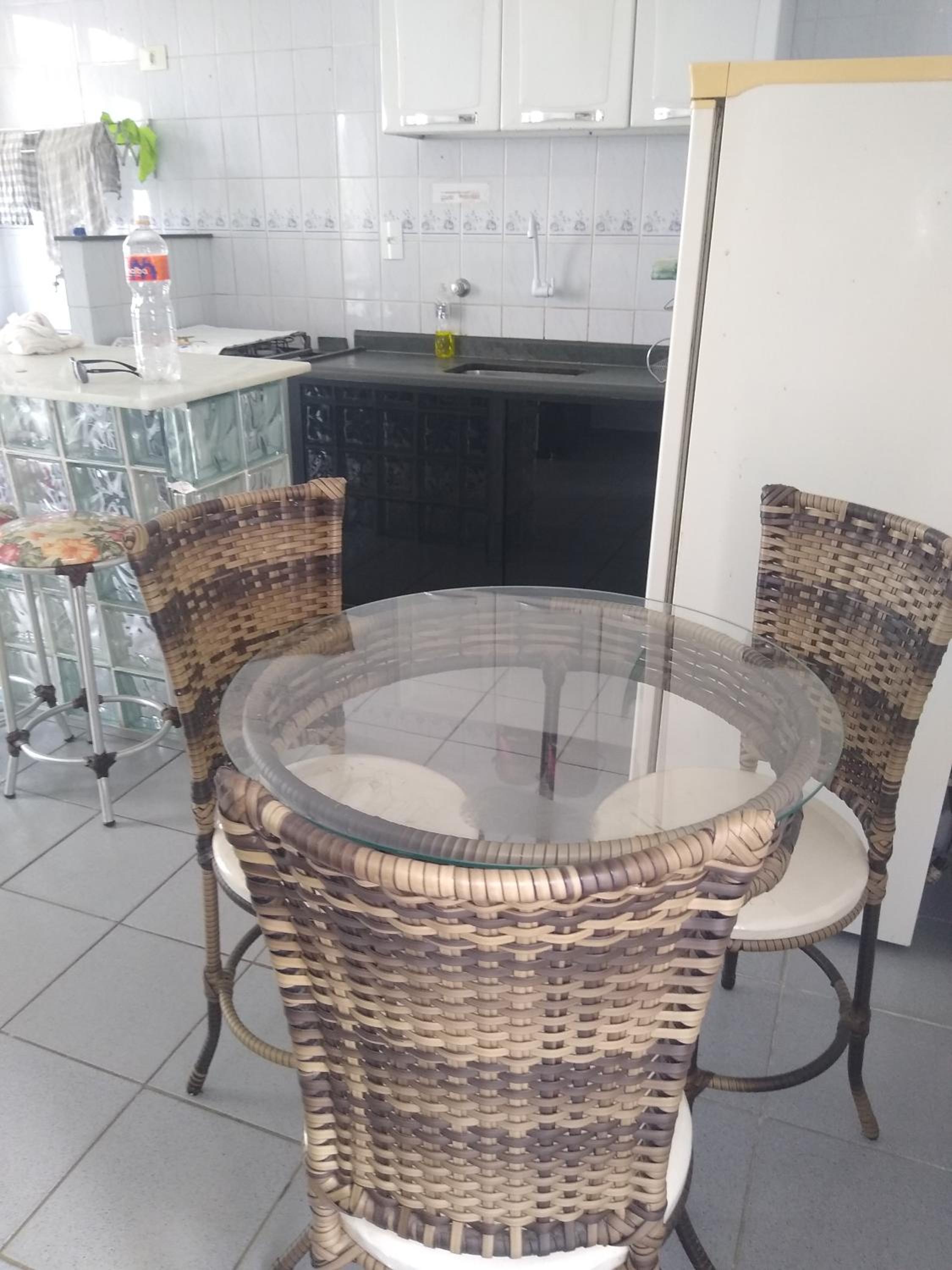 Apartamento em condomínio de frete pra praia