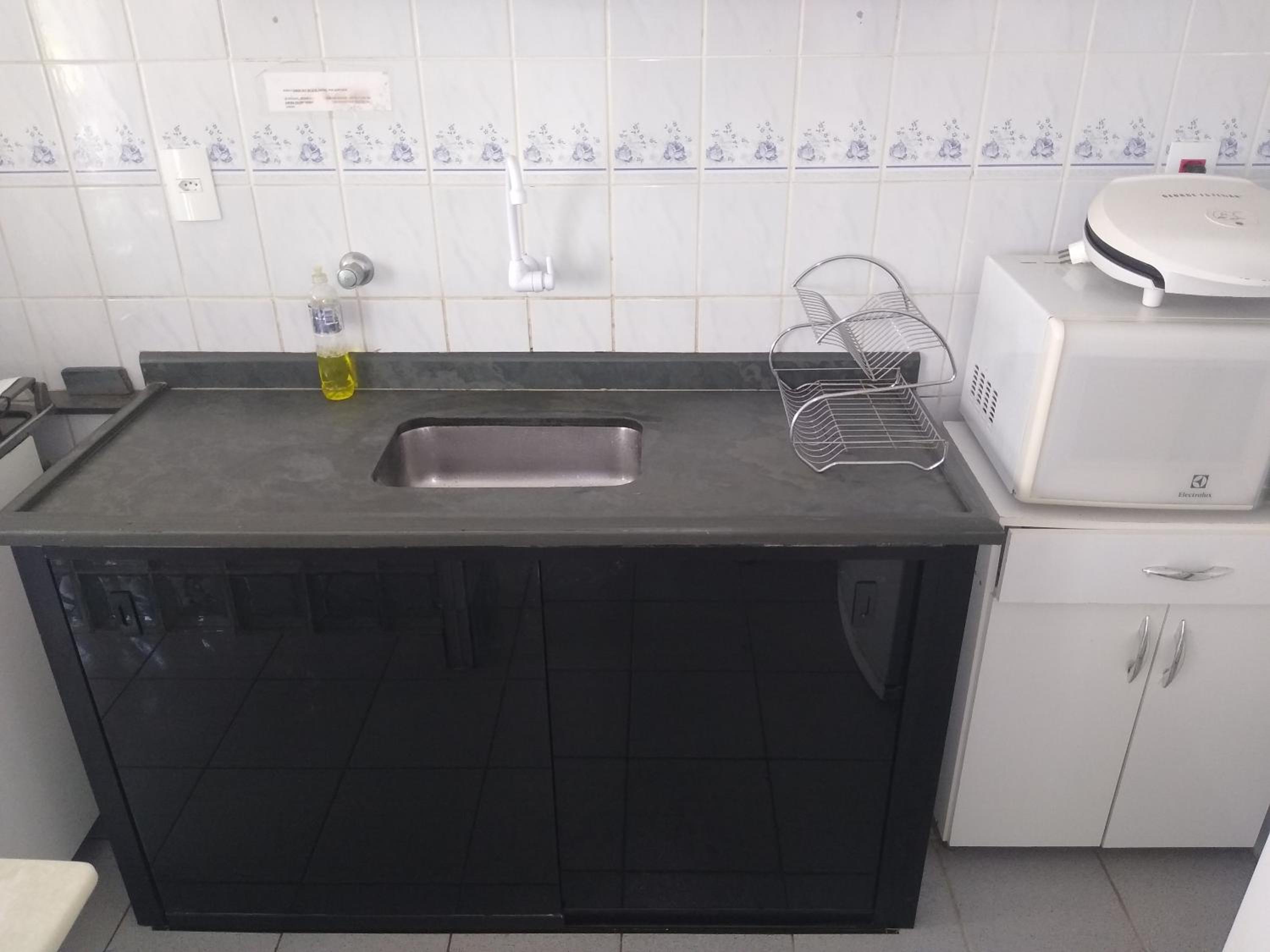 Apartamento em condomínio de frete pra praia