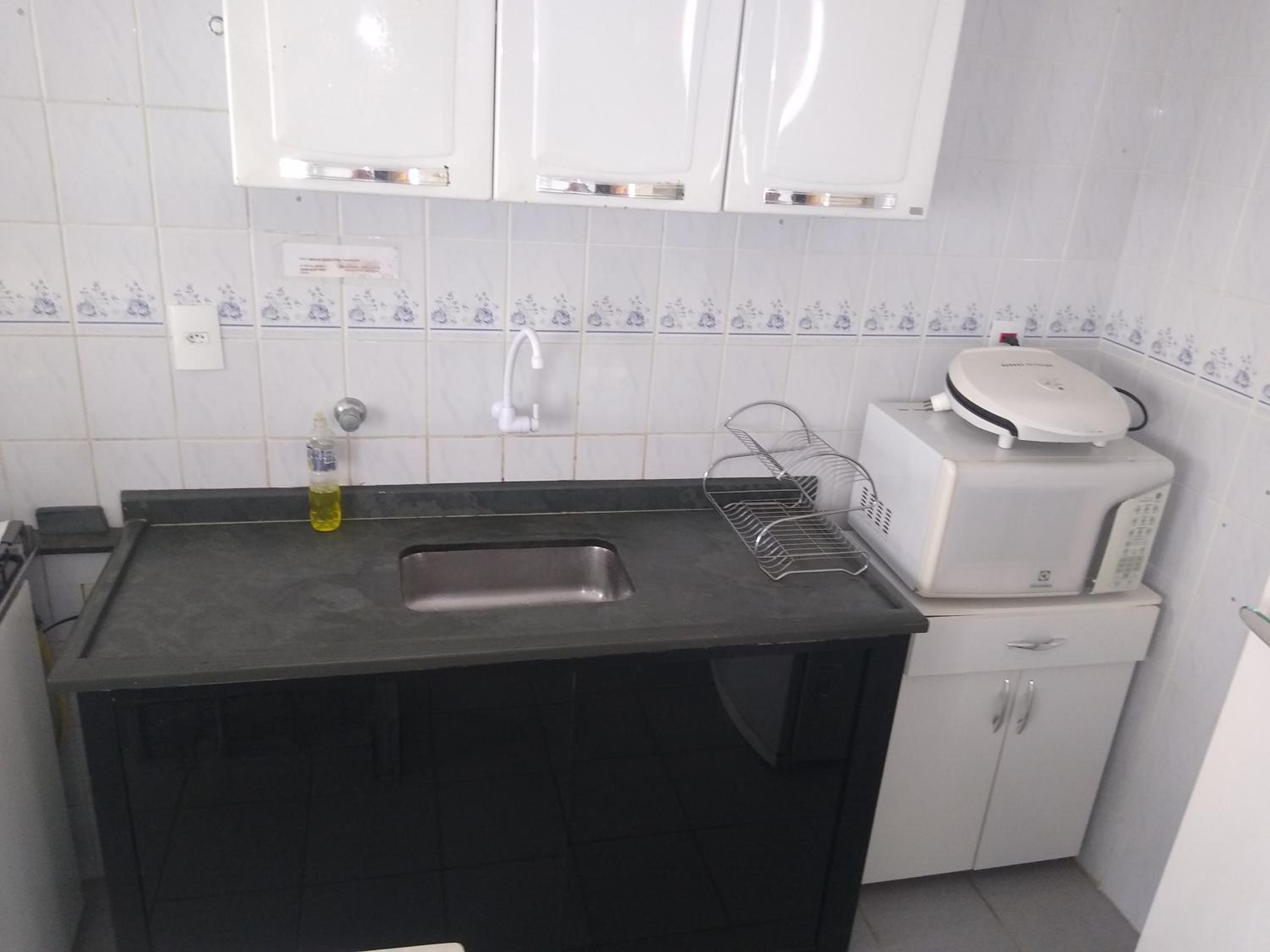 Apartamento em condomínio de frete pra praia