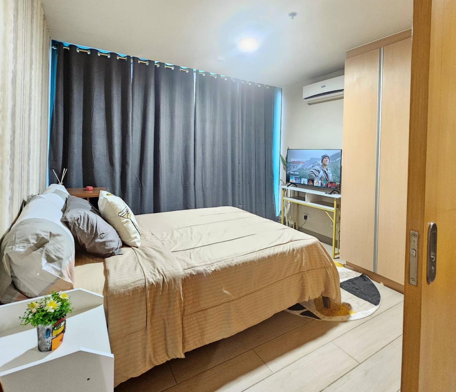 BGC One Uptown 1 BR w WiFi Picasso inspired view 3
