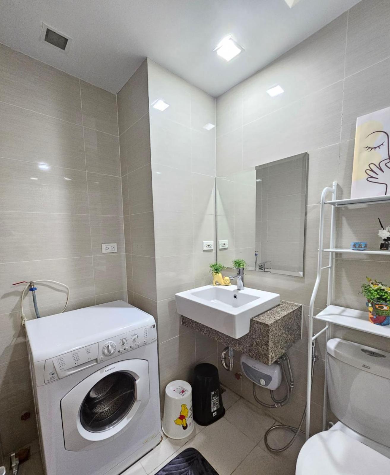 BGC One Uptown 1 BR w WiFi Picasso inspired view 4
