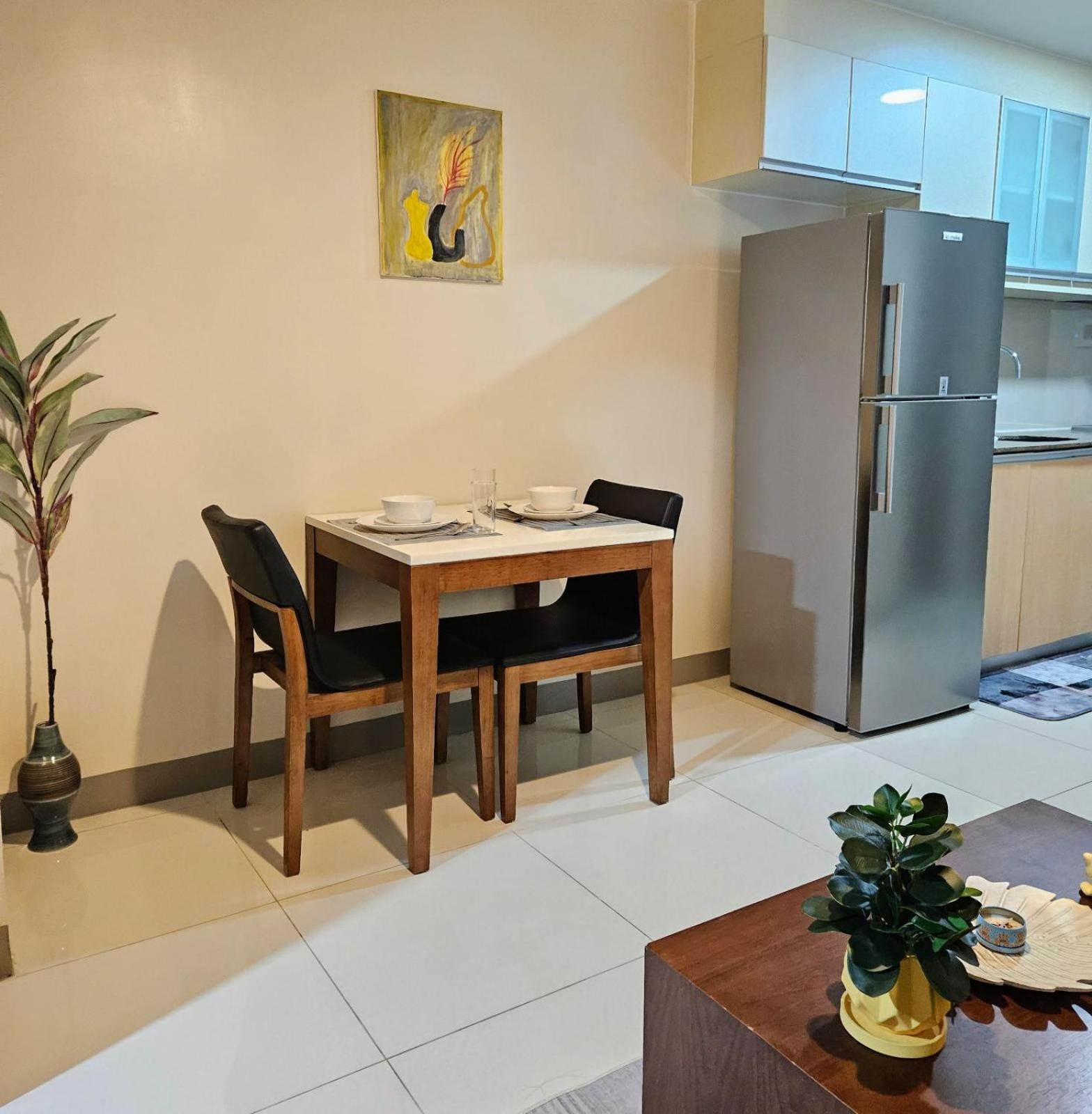 BGC One Uptown 1 BR w WiFi Picasso inspired view 5