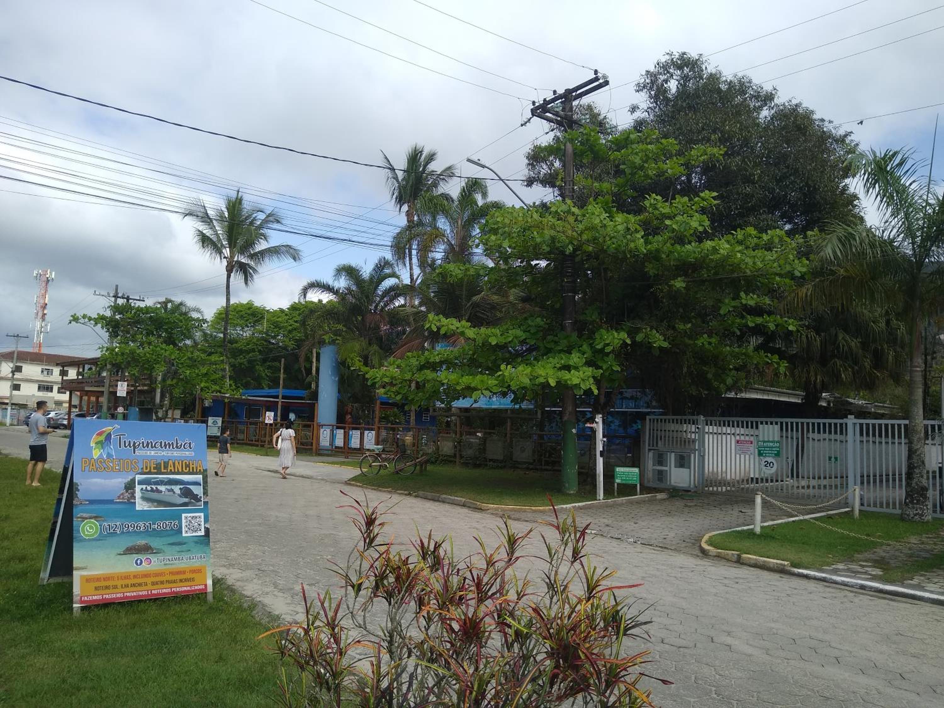 Apartamento em condomínio de frete pra praia