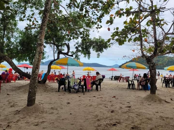 Apartamento em condomínio de frete pra praia