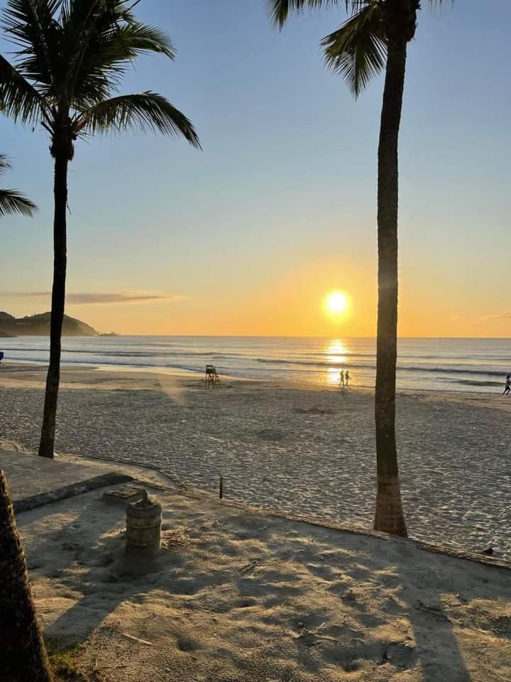 Apartamento em condomínio de frete pra praia