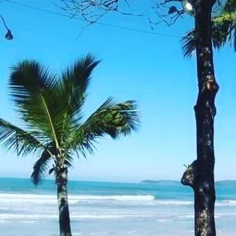 Apartamento em condomínio de frete pra praia
