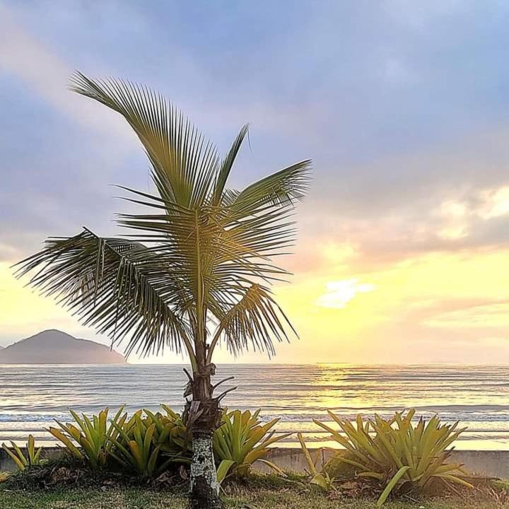 Apartamento em condomínio de frete pra praia
