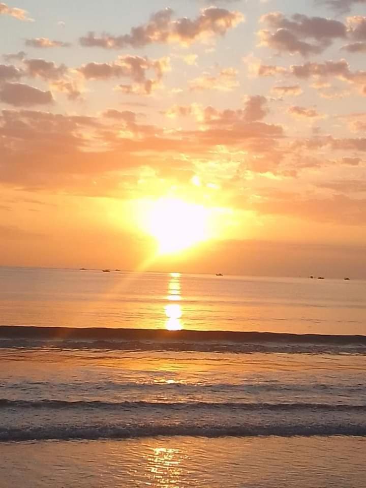 Apartamento em condomínio de frete pra praia