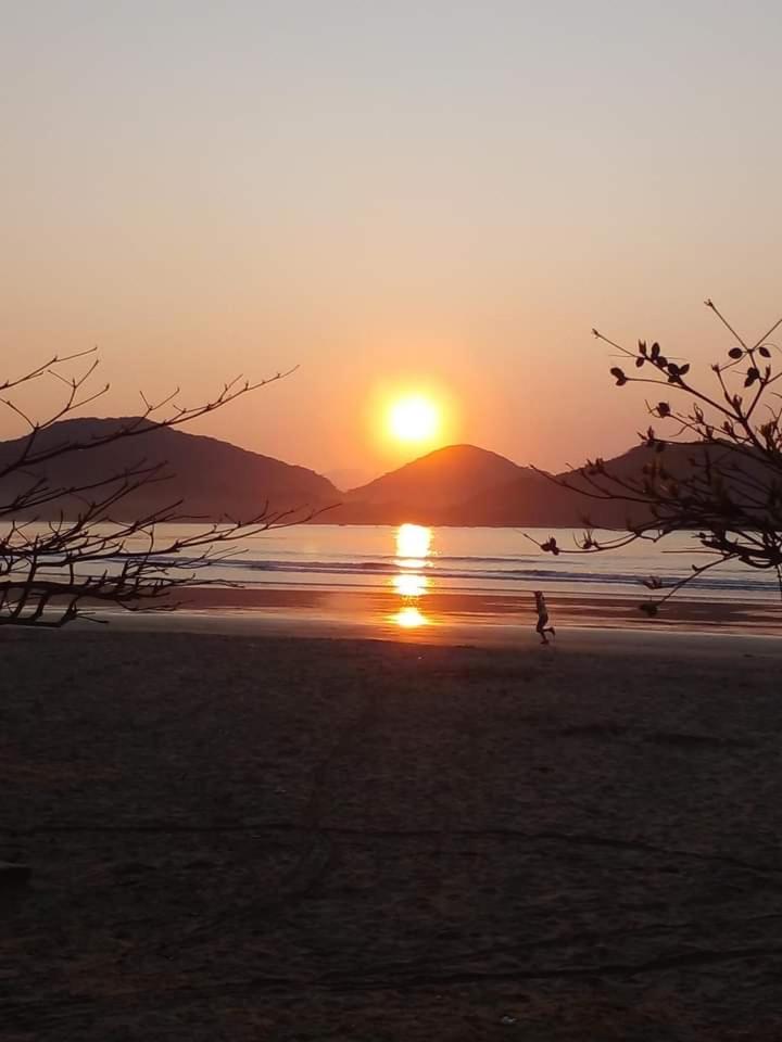 Apartamento em condomínio de frete pra praia