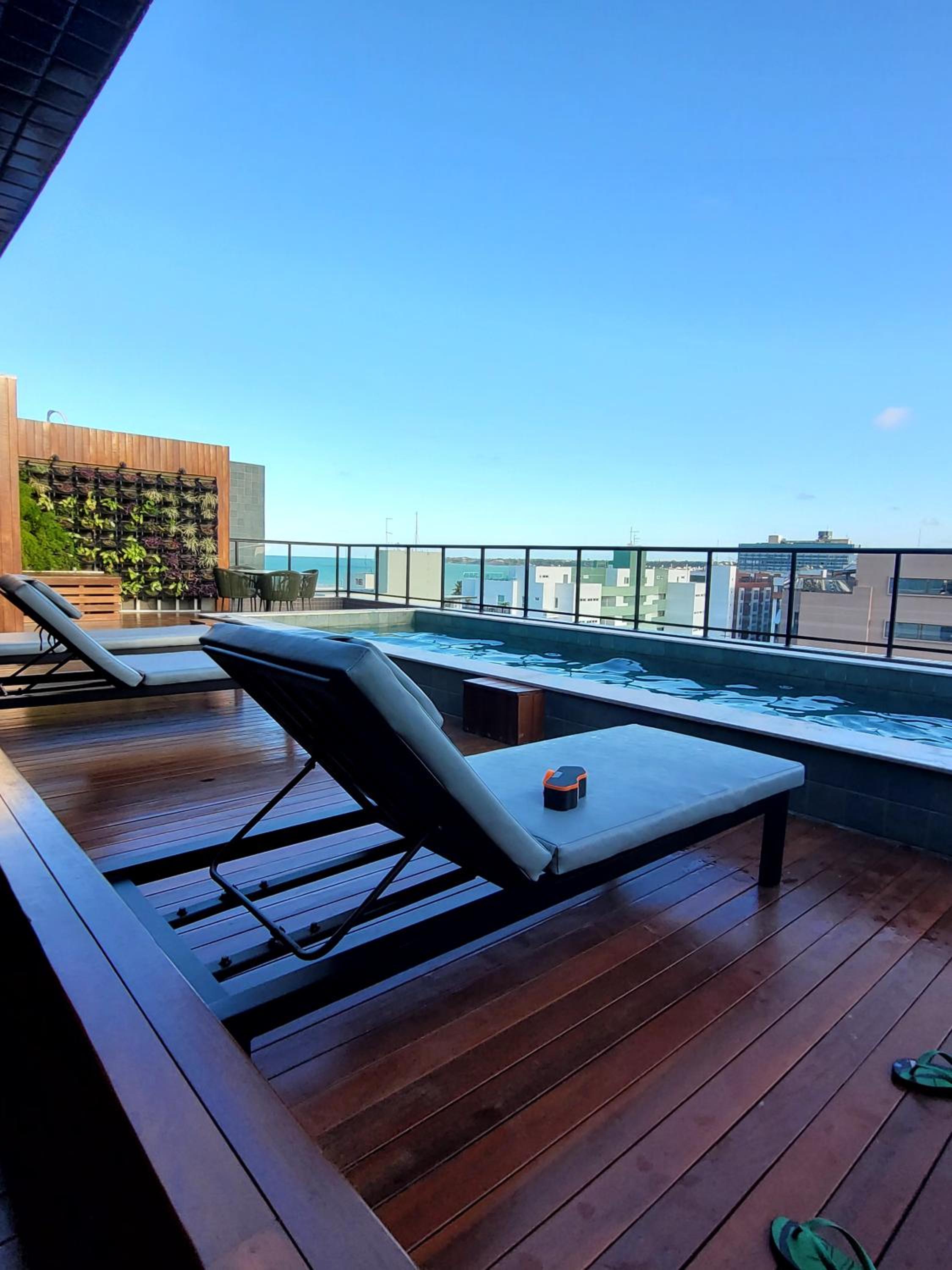 Flat com dois quartos na praia do Cabo Branco - climatizado e completo