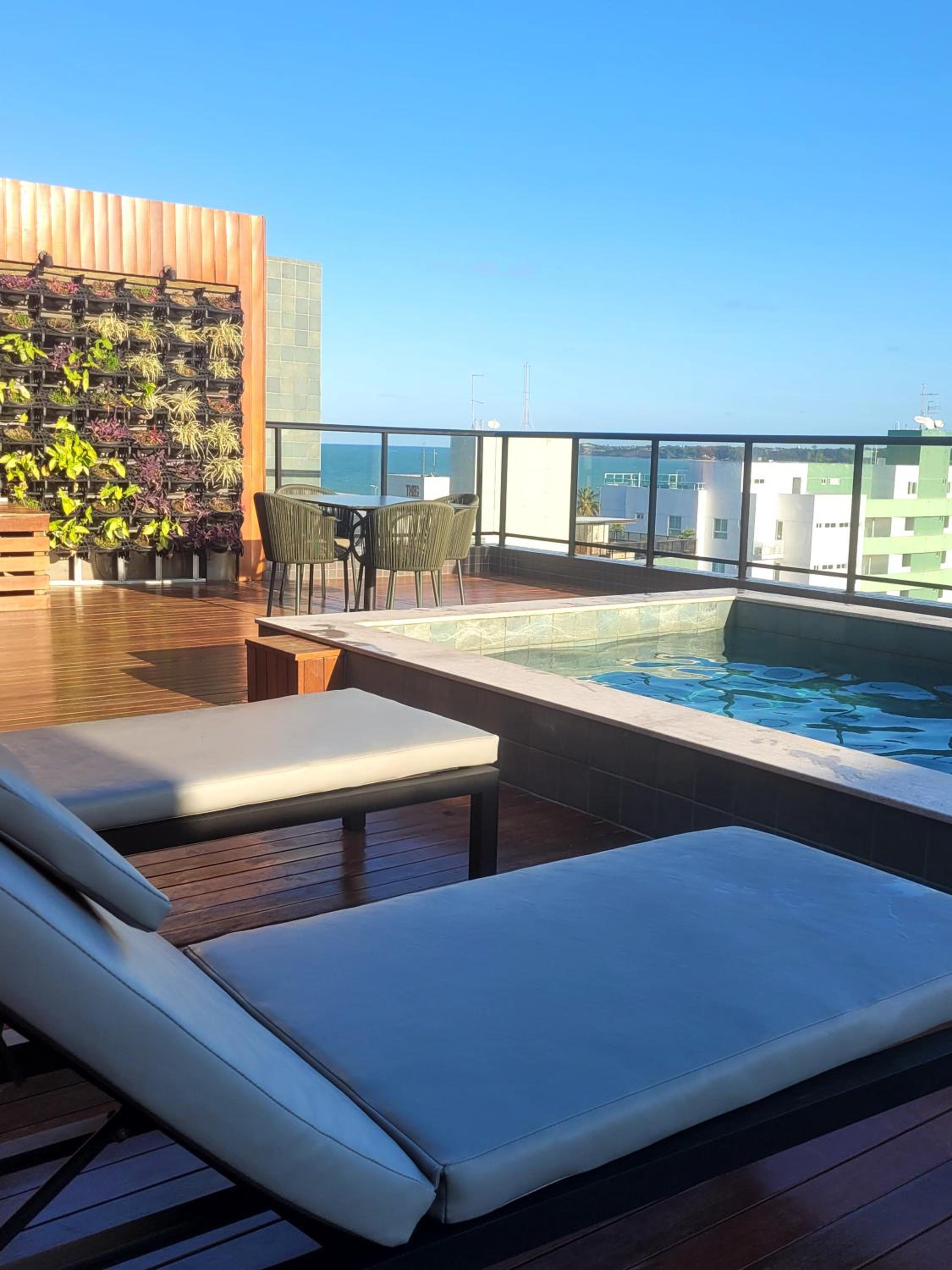 Flat com dois quartos na praia do Cabo Branco - climatizado e completo