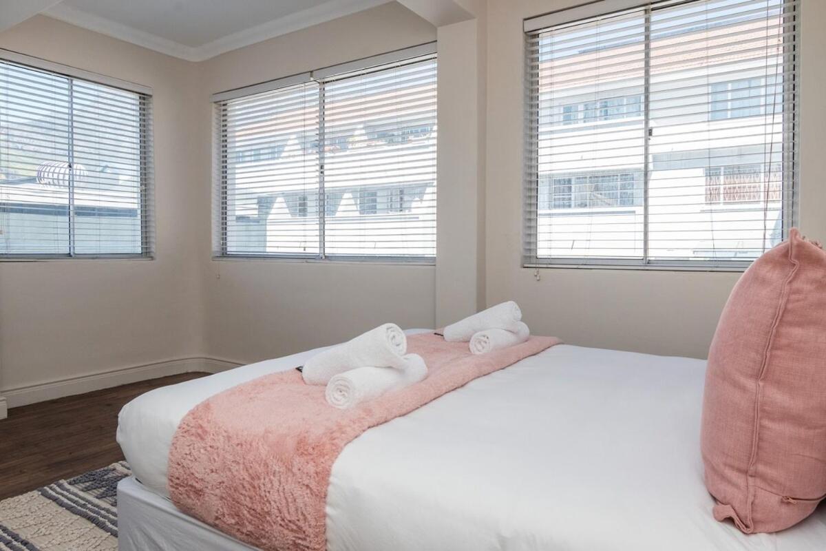 Two bedroom Apartment on kloof view 4