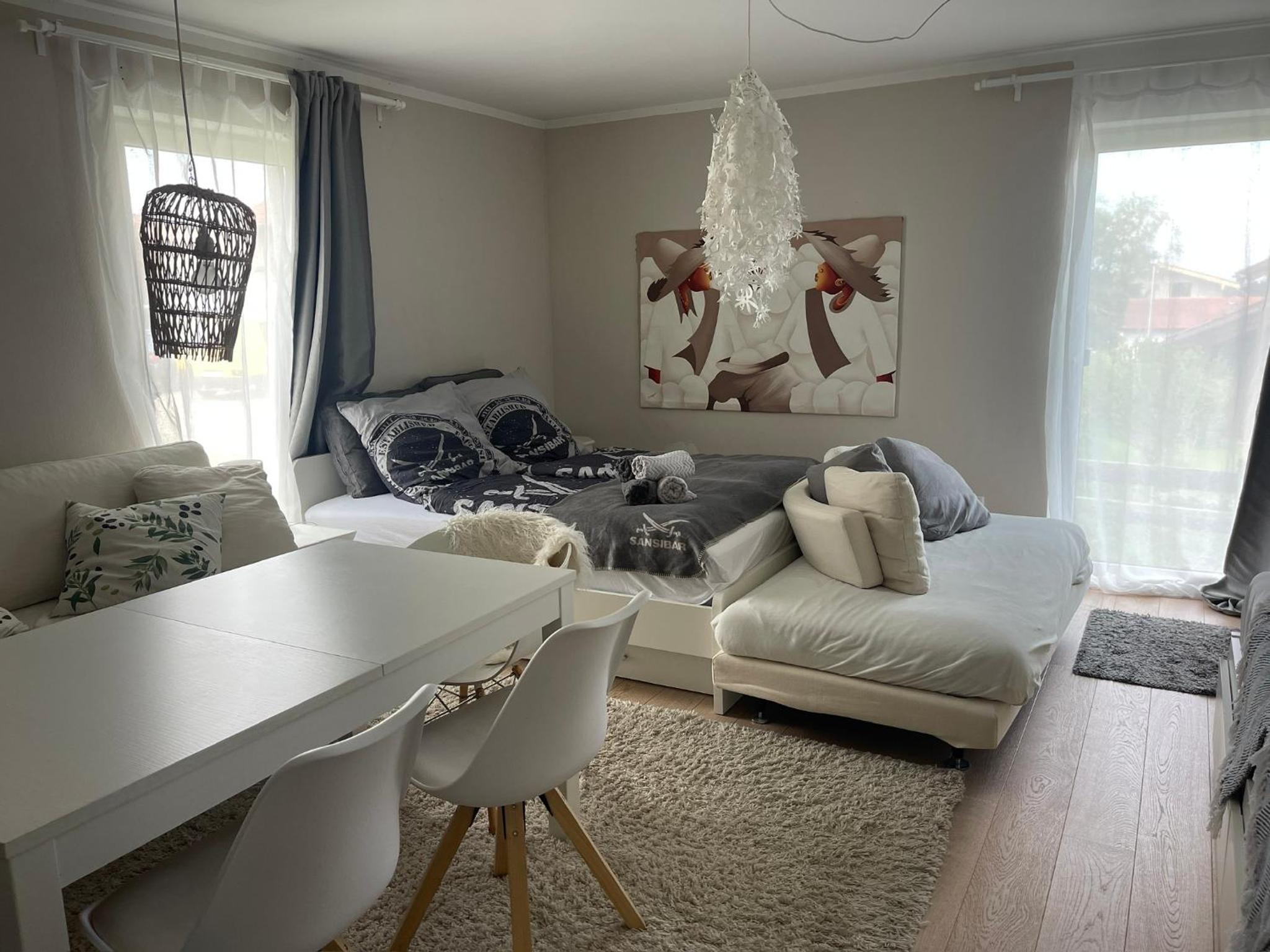 Architect-Apartments 80qm 3 Schlafzimmer, integrierter Küche und Bad, 2min von A8, Garten mit Sitzgruppe, ruhig und modern