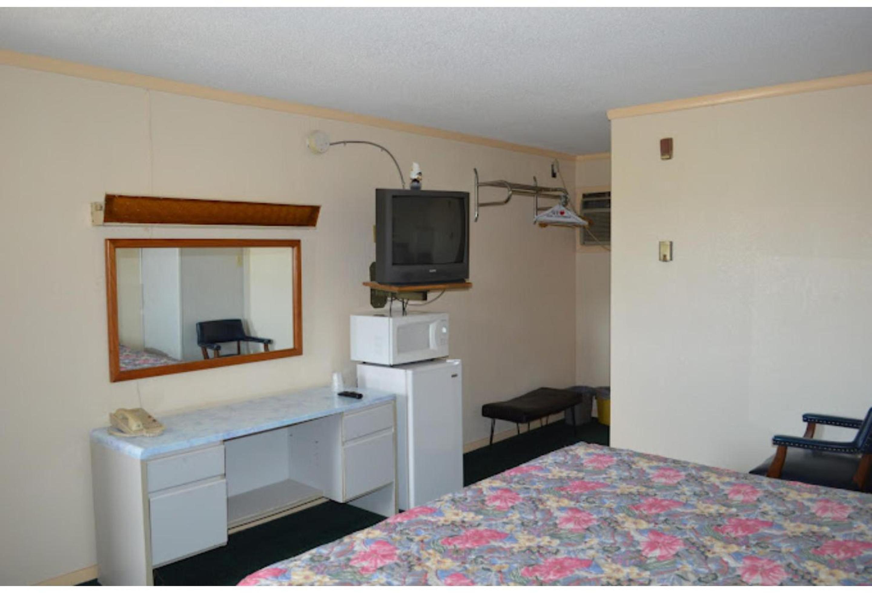 Capri Motel By OYO Elwood, Wathena view 4