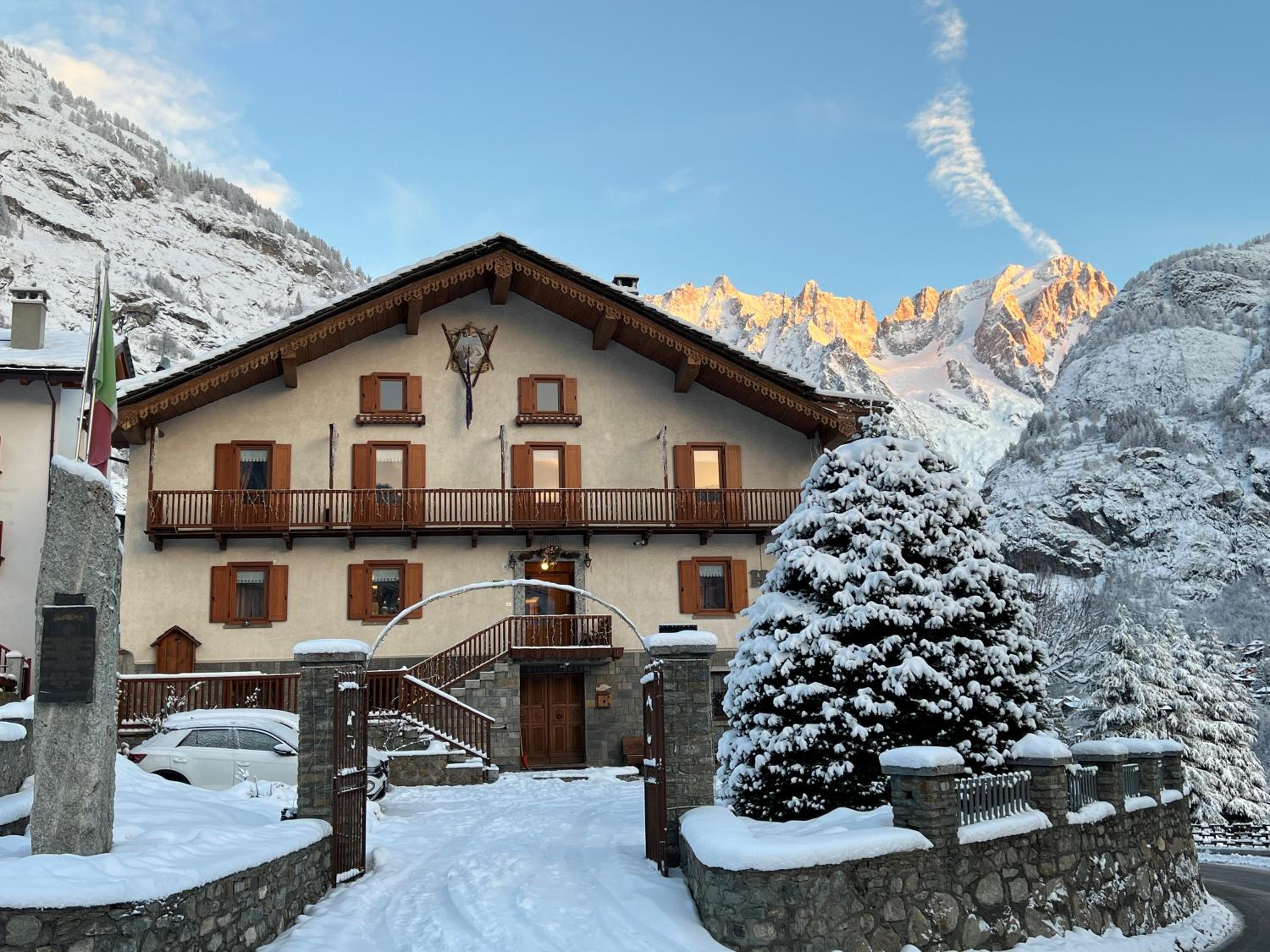 Hotel Des Glaciers - Image 1