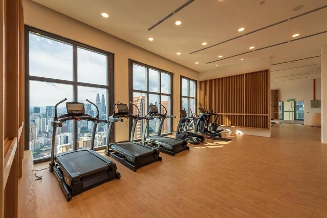Twin Tower View 2BR Suite with Balcony next to Lalaport BBCC Shopping Mall 3-mins to LRT Station