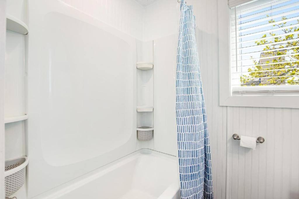 The Blue Crush - 3BR Beachfront Family Retreat view 5