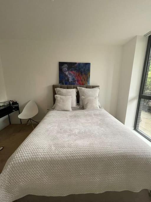3-bed 2-bath designer apt in Canada Water