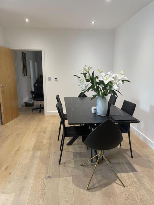 3-bed 2-bath designer apt in Canada Water