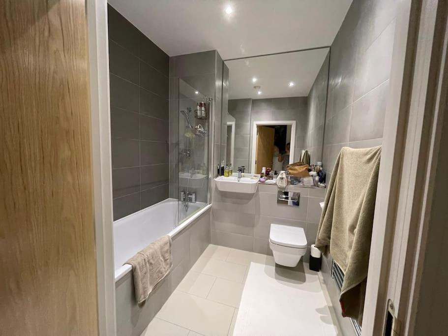 3-bed 2-bath designer apt in Canada Water