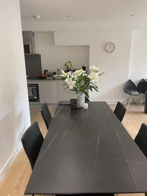 3-bed 2-bath designer apt in Canada Water