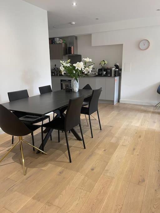 3-bed 2-bath designer apt in Canada Water