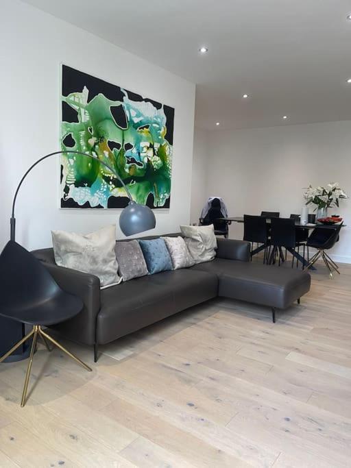 3-bed 2-bath designer apt in Canada Water
