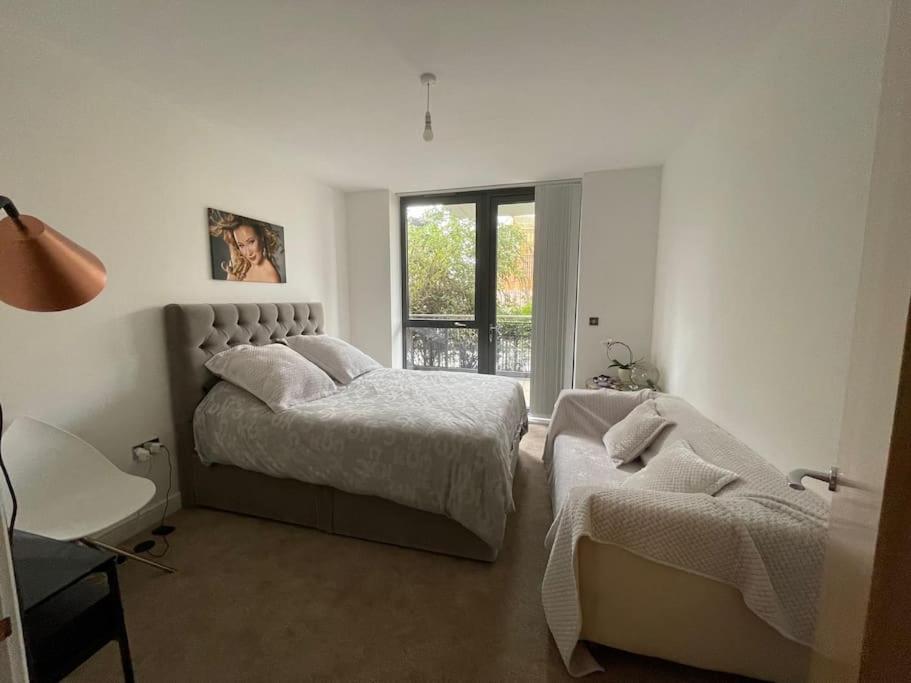 3-bed 2-bath designer apt in Canada Water