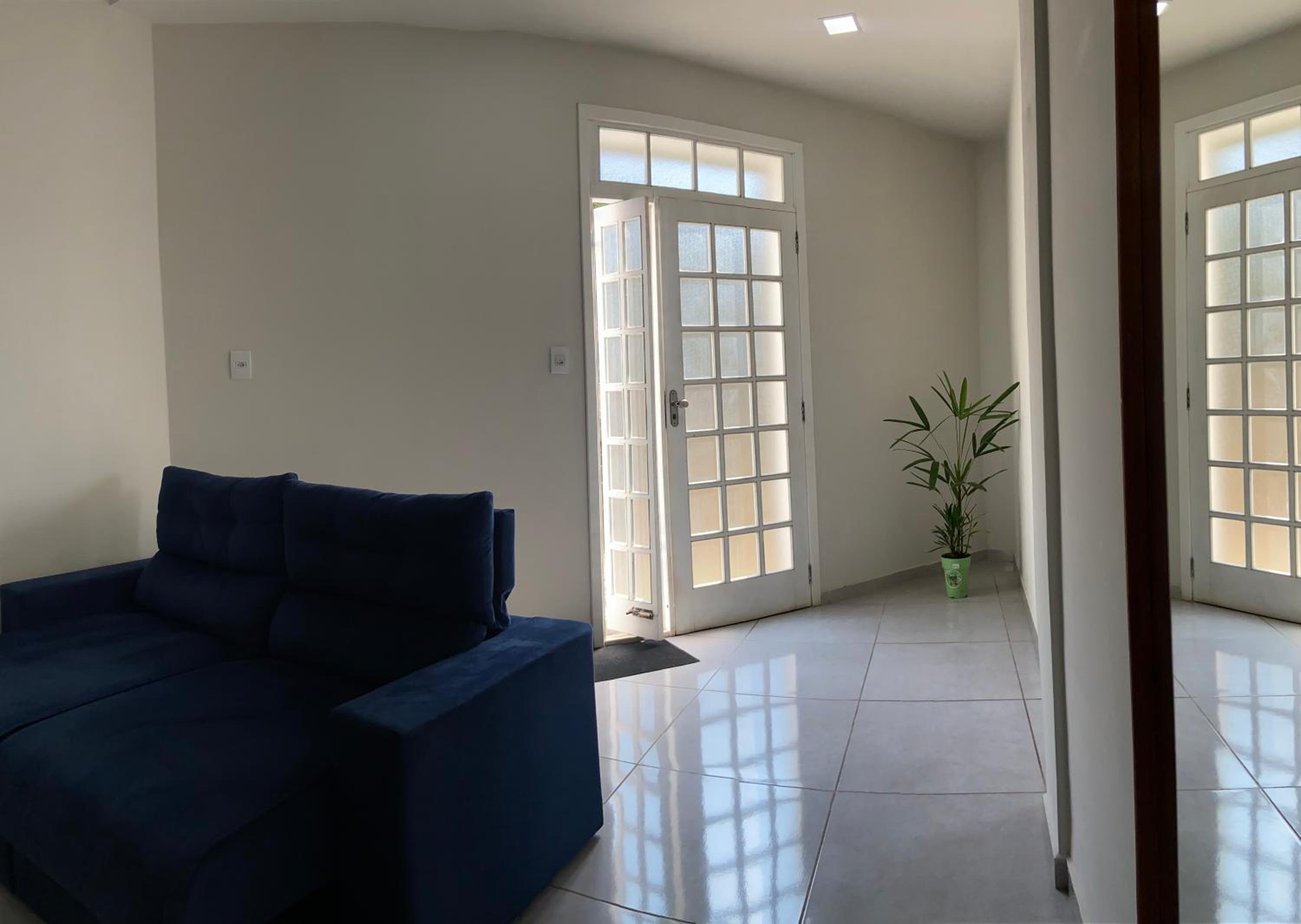 Casa arejada e iluminada, cozinha completa