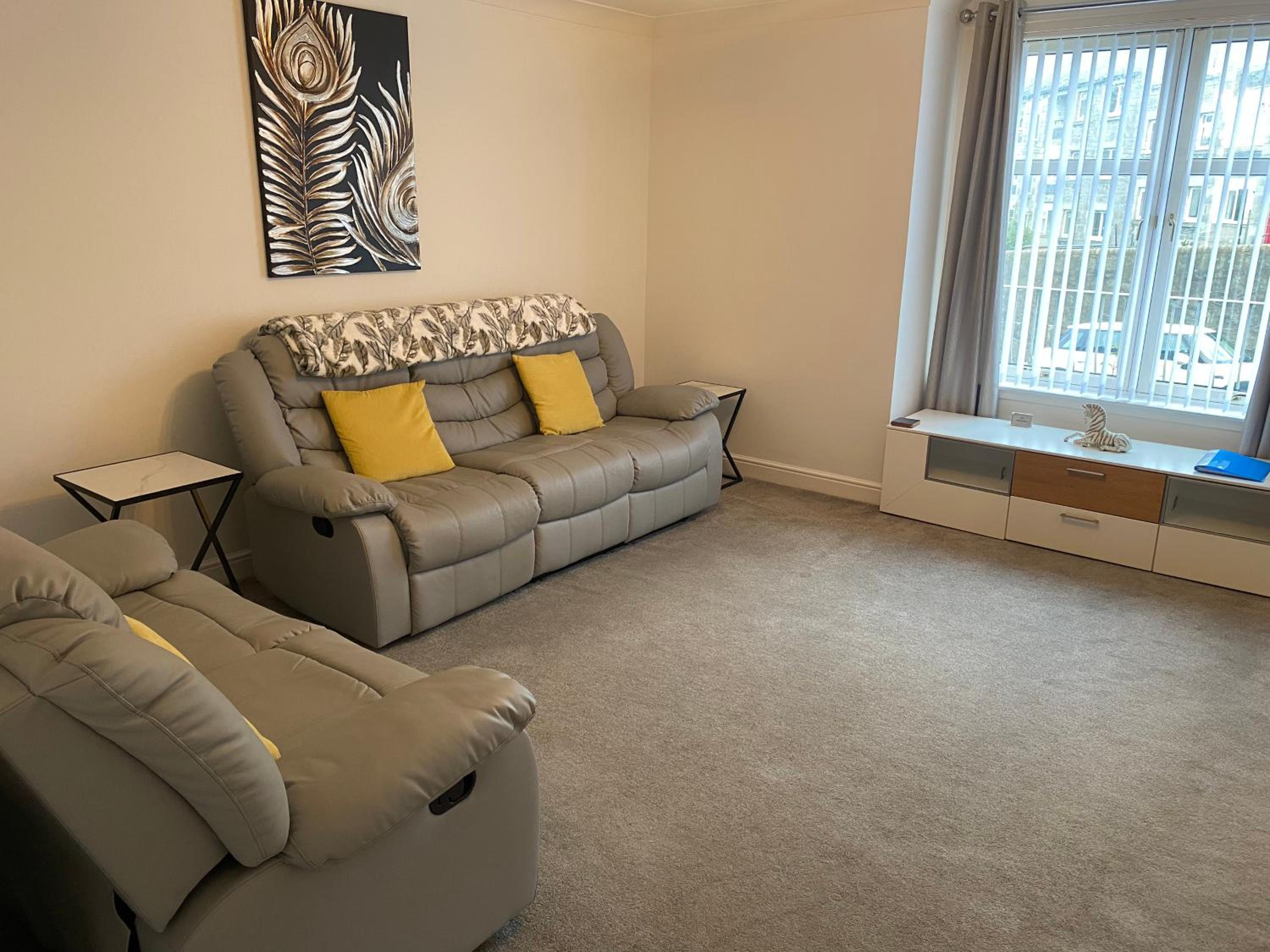 City Centre Executive 2 Bed Apartment with WiFi & Parking view 2