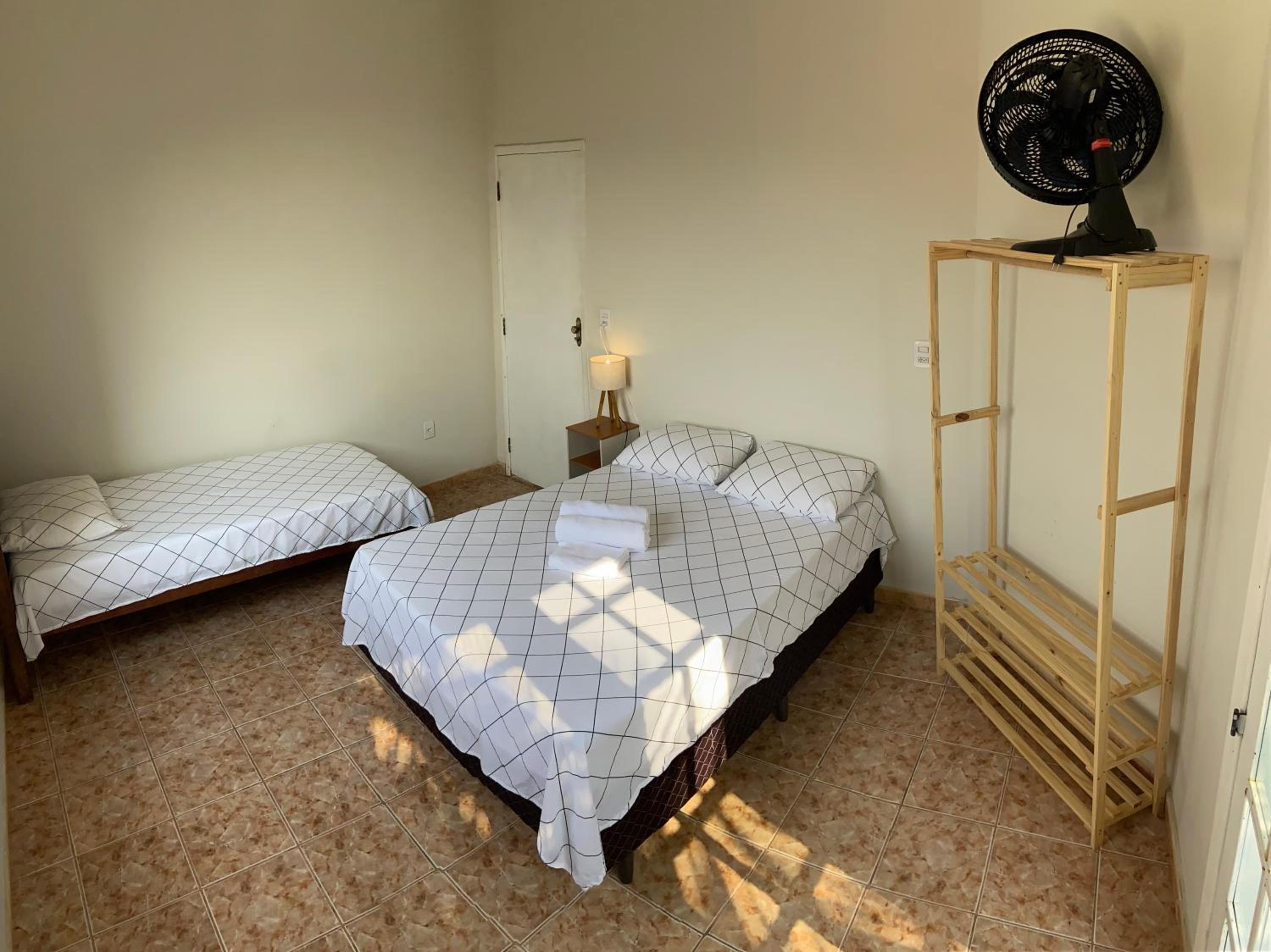 Casa arejada e iluminada, cozinha completa