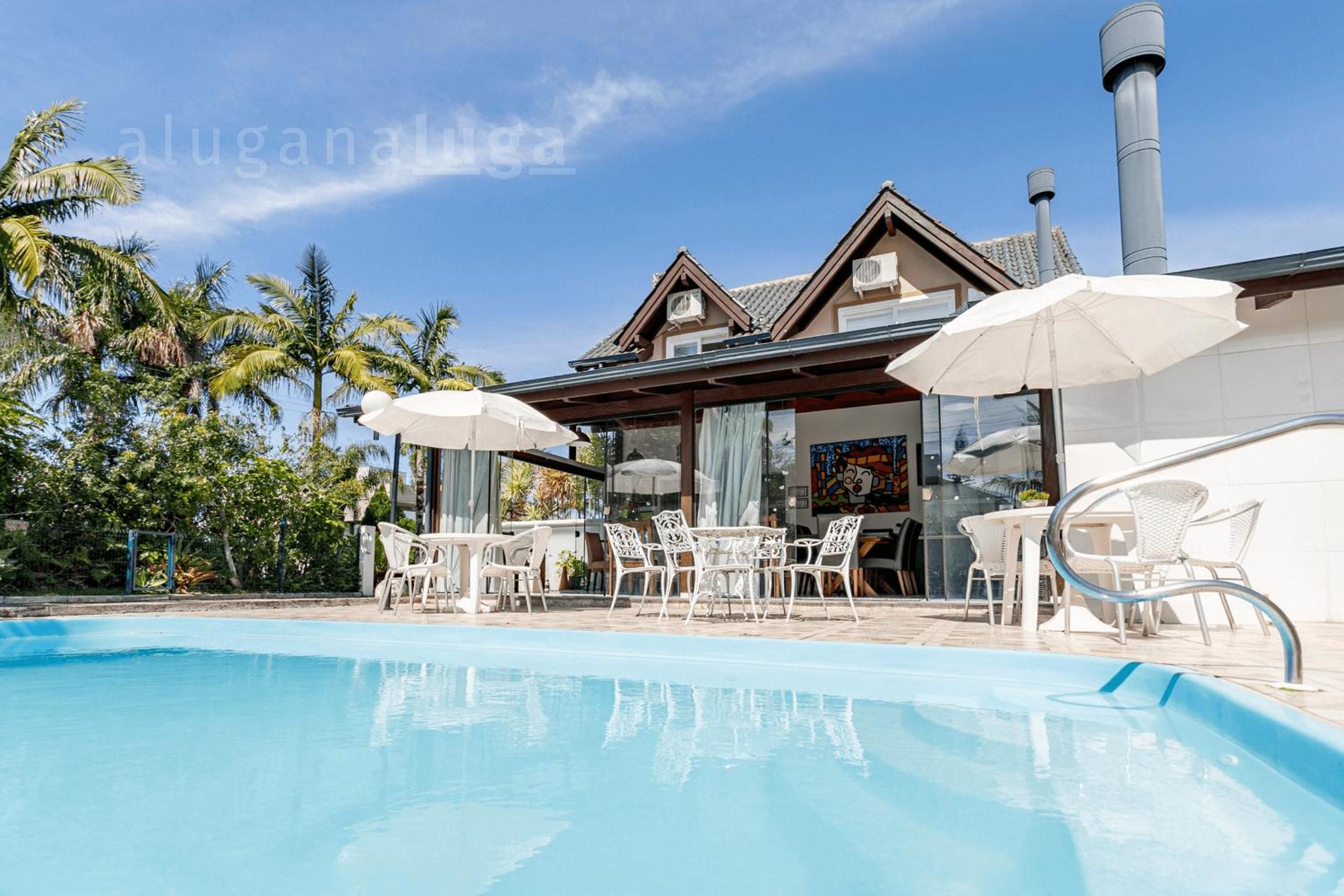 Refúgio Exclusivo em Jurerê: Luxo com Piscina