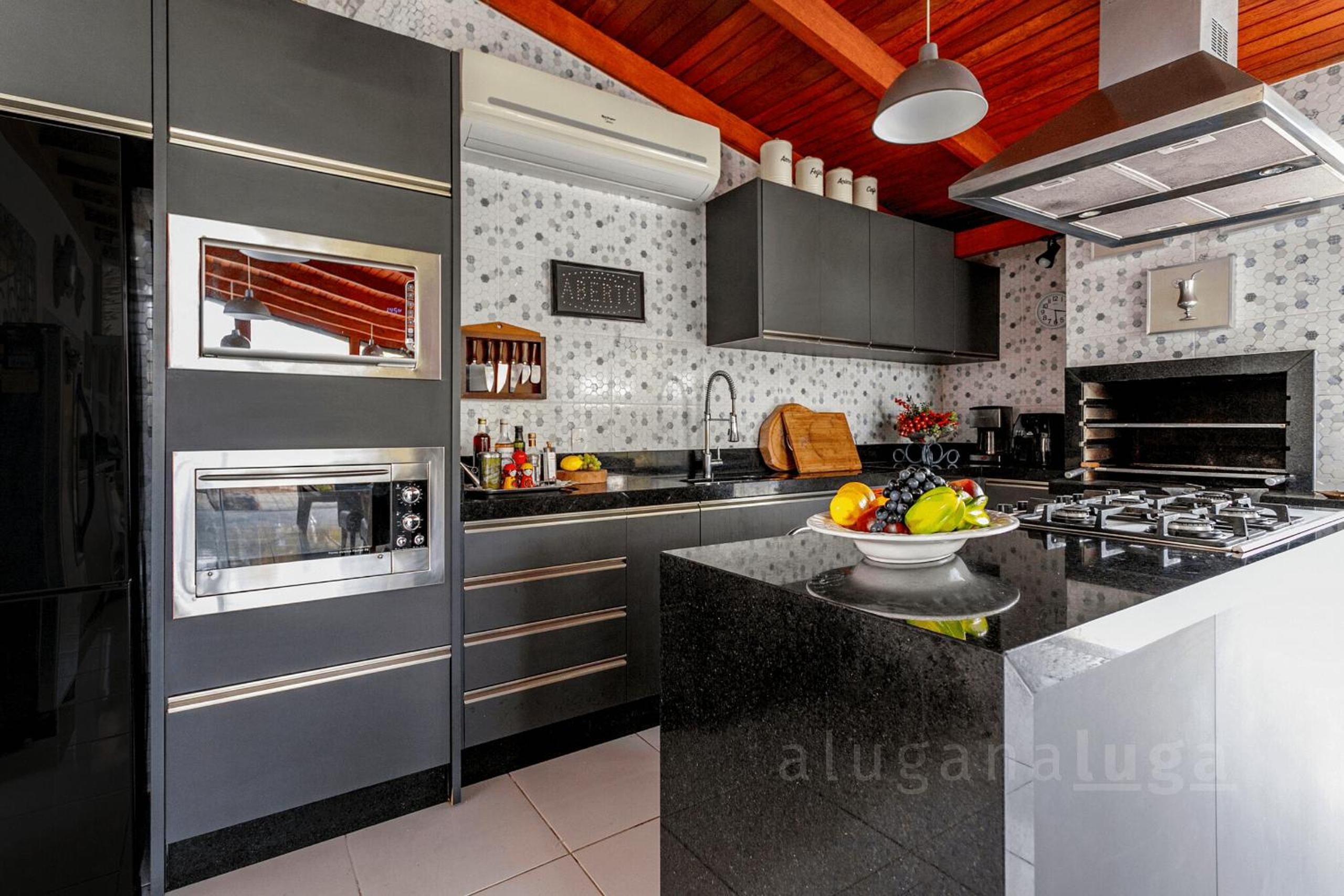 Refúgio Exclusivo em Jurerê: Luxo com Piscina
