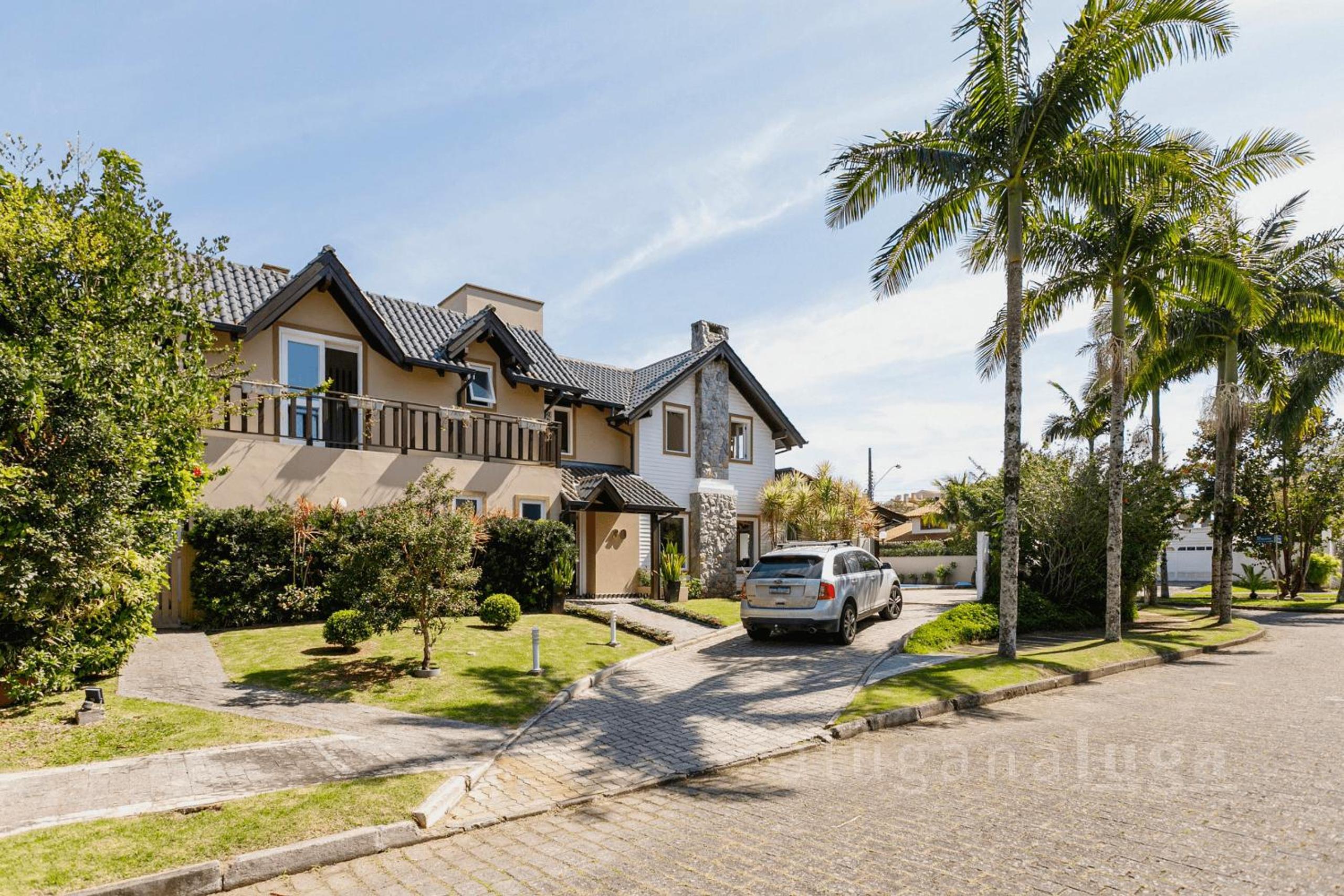 Refúgio Exclusivo em Jurerê: Luxo com Piscina